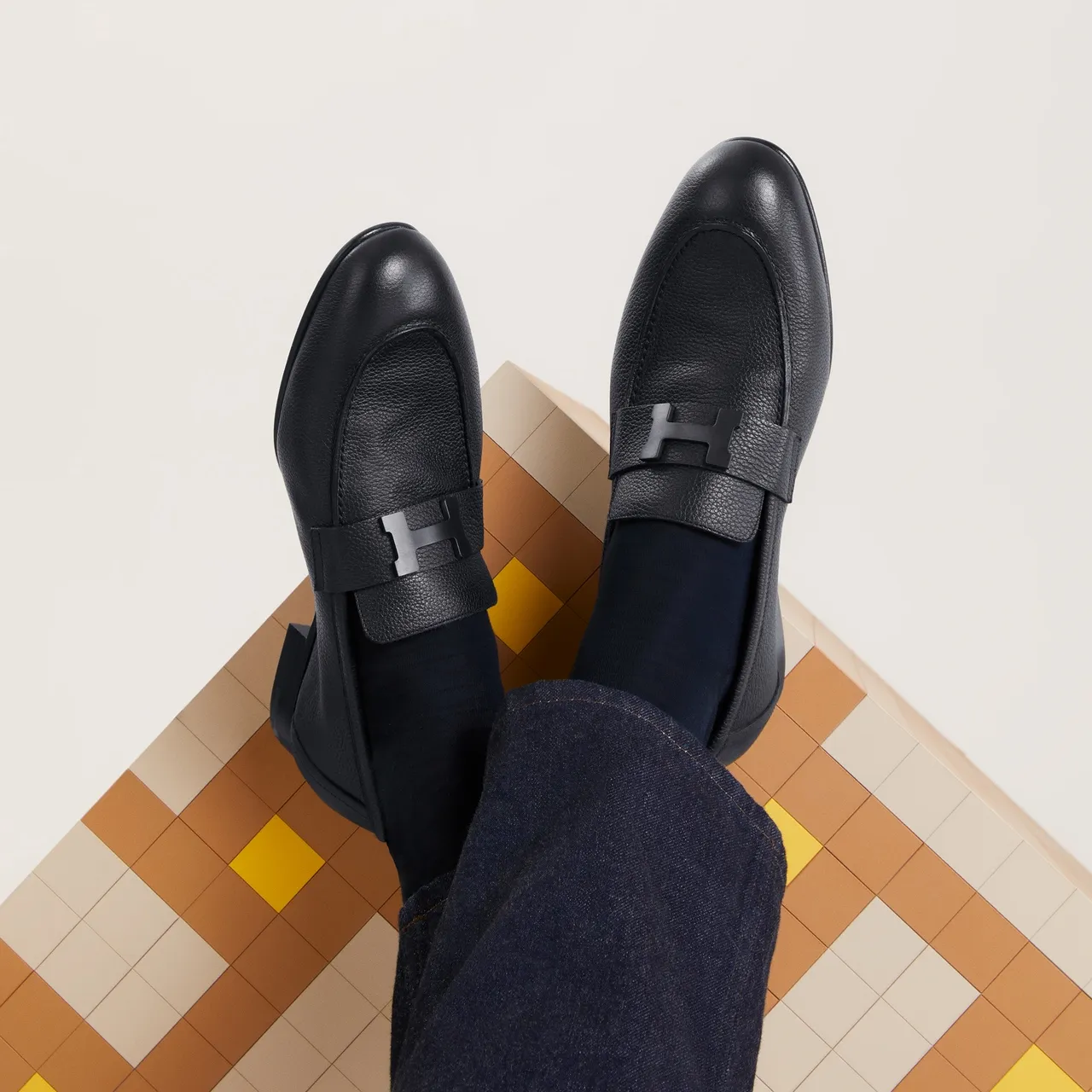 Factory price P980 💰💎💎💎 Original genuine leather outsole Brand: Hermès Grade: Same as the official website Original quality materials: Original soft calfskin Water-dyed cowhide lining Original Italian genuine leather outsole Style categories: Men's fashion Formal casual leather shoes Slip-on men's shoes series Young fashion European and American trends British style Code number: 39-45 (38.46 can be customized)
